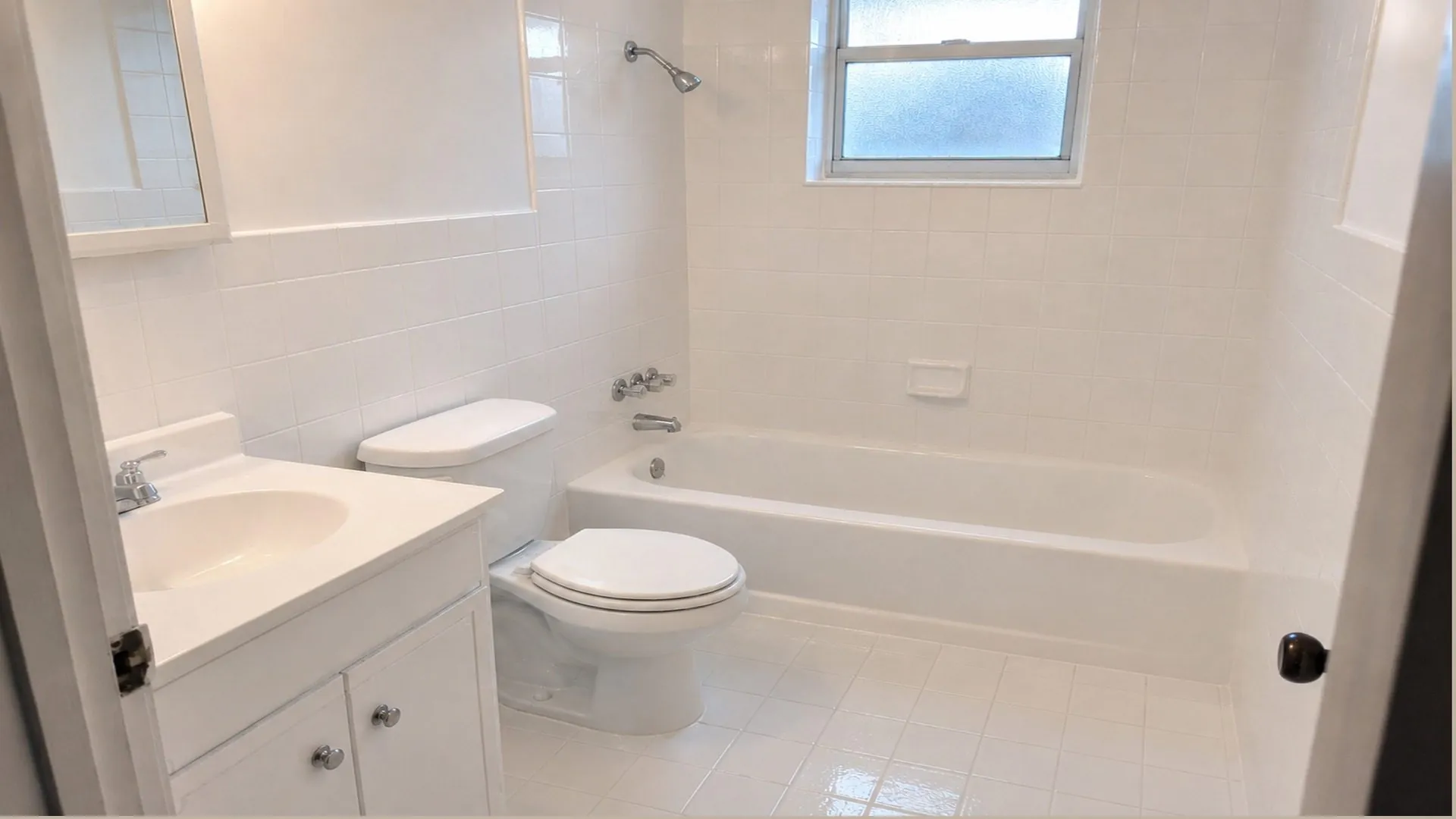 After: bathroom refinishing by Bath Professional